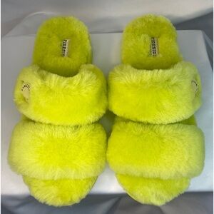 Dearfoams Fireside lime green size 10 women’s faux fur open toed slippers.